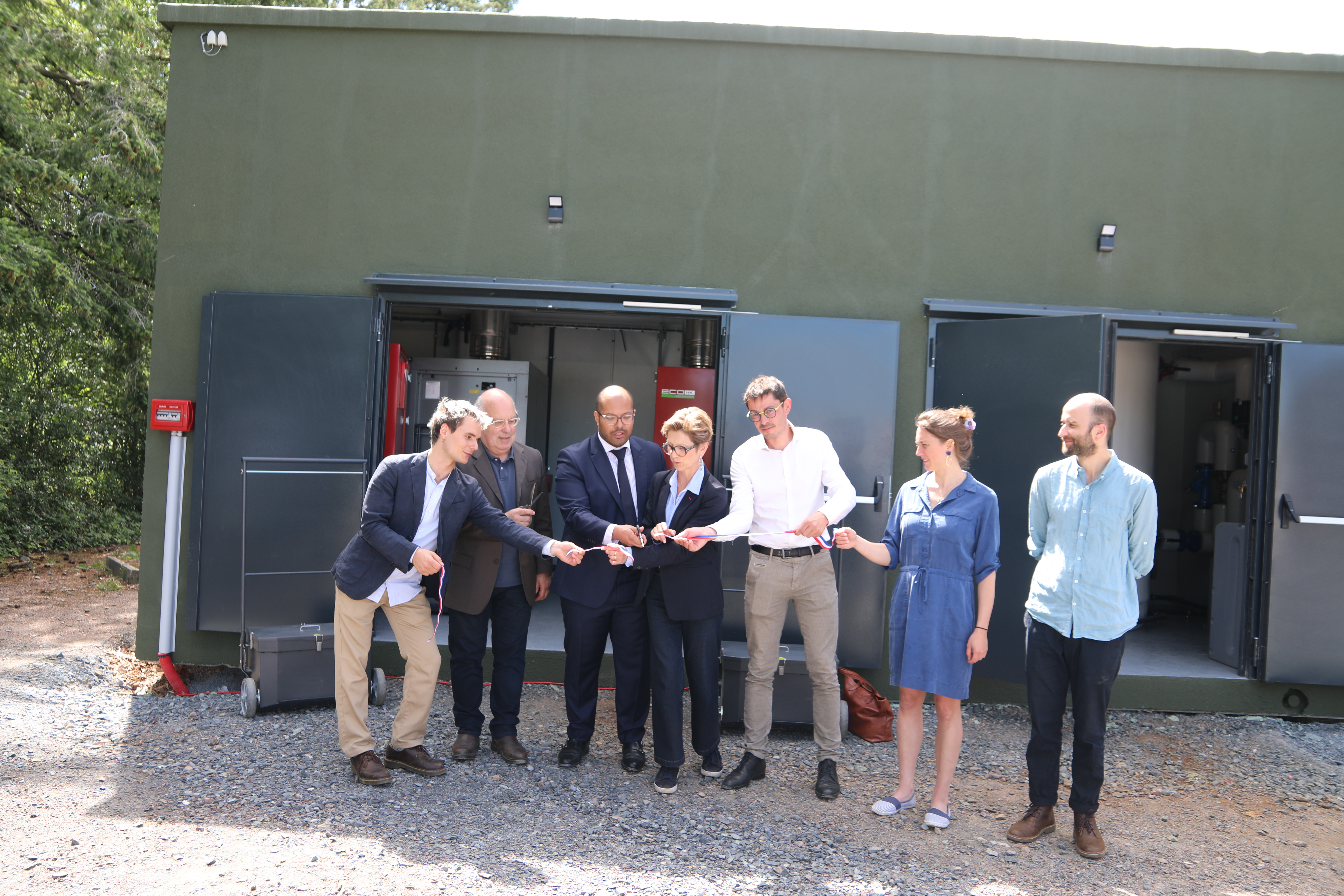 Coupe du ruban devant la chaufferie des Moutiers-en-Cinglais avec les officiels et associés de Combo